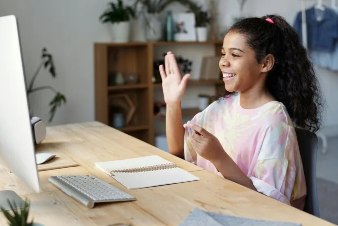 seorang anak perempuan sedang belajar secara online lewat komputer